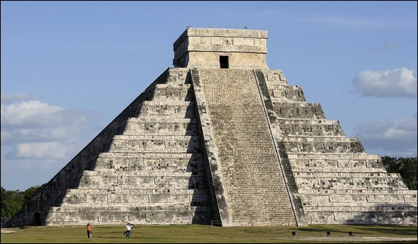 The Pyramid at Chichén Itz&aacute; (before 800 A.D.) Yucatan Peninsula, Mexico